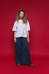 Remera boxy fit blanca de algodón, con silueta amplia y relajada, hombros caídos y mangas amplias.