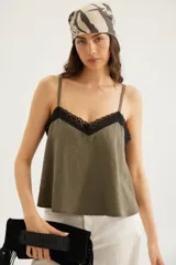 Top lencero verde militar de tencel, con escote en V decorado con encaje negro, breteles finos y detalle de dos botones forrados en el centro.