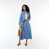 Falda larga de denim en tono azul medio, con corte recto, cintura alta y cinturón del mismo tejido incluido.