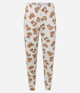 Pijama largo de dos piezas compuesto por una blusa de manga larga con escote redondo y un pantalón con cintura elástica. Presenta un estampado integral de ositos sobre un fondo blanco.