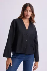 Camisa negra de lino con cuello en V y cierre frontal con botones.
