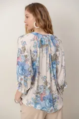 Camisa estampada de algodón y lino, con cuello en V, mangas anchas y puños con elástico.