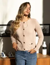 Cardigan tejido color blanco, marca Ninety. Escote a la base y abertura central con botones metálicos dorados. Delantera con bolsillos simulados con botón dorado.