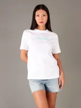 Remera de algodón de corte regular, con cuello redondo y manga corta. Presenta el logo de Calvin Klein estampado en el pecho en color contrastante.