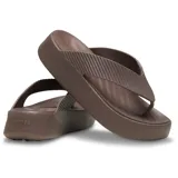 Sandalias plataforma tipo ojotas Crocs Getaway Groove Platform Flip, color marrón, con tiras anchas texturizadas y suela gruesa.
