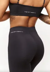 Calza negra de poliamida y elastano, con cintura alta y elástico interno.