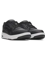 Championes Under Armour modelo Flex, color negro con suela blanca. Presentan un diseño urbano con empeine de cuero premium, panel de talón acanalado y entresuela de EVA para mayor amortiguación.