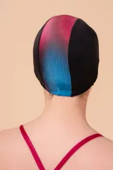 Gorra de natación combinada, confeccionada con tela que contiene fibra LYCRA® XTRA LIFE™.
