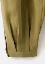 Pantalón balloon de tiro medio en color verde oliva, confeccionado en lyocell con diseño de pinzas, bolsillos laterales y trabillas para cinturón.