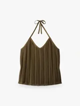 Top de punto tejido con diseño halter, escote en V y tiras finas para anudar al cuello, en color verde militar.