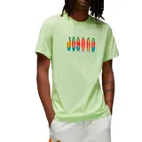 Remera de manga corta color verde lima, con cuello redondo y estampa frontal con la palabra 'JORDAN' en letras estilizadas con efecto degradado multicolor.