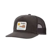 Gorra tipo trucker de color negro, confeccionada en pana con panel trasero de malla. Presenta un parche bordado en el frente con un diseño de sol, montaña y agua, y cuenta con cierre ajustable en la parte posterior.