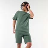 Bermuda de punto grueso color verde militar, con diseño liso y corte recto.