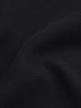 Sweater negro de punto de algodón suave con cuello alto y corte relaxed. Presenta el logo de Calvin Klein bordado en el pecho.