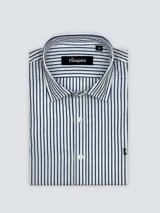 Camisa de hombre de corte clásico con cuello italiano, confeccionada en algodón. Presenta un diseño de rayas verticales en color azul sobre fondo blanco y cuenta con un pequeño bordado distintivo en el frente.