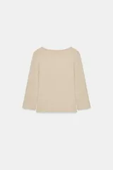 Camiseta blanca de manga larga con cuello panadero y cierre frontal de botones, corte slim fit.