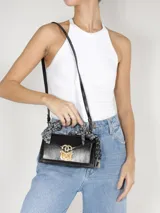Mini bolso bandolera de cuero negro Schutz, con cierre de solapa frontal y herraje metálico dorado. Cuenta con manija superior decorada con un pañuelo estampado y correa larga ajustable para llevar al hombro o cruzada.
