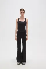 Musculosa deportiva color negro, con cuello cuadrado y breteles anchos, confeccionada en poliamida con ajuste al cuerpo.