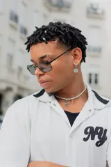 Lentes de sol rectangulares con marco de metal negro y lentes grises.