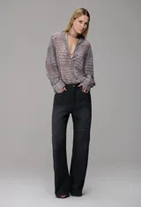 Camisa oversize de chiffon, con estampado de inspiración orgánica en tonos gris y marrón, cuello en V y mangas largas con puños abotonados.