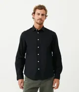 Camisa de hombre de manga larga, color verde oscuro, con cuello camisero y cierre frontal de botones blancos. Corte comfort.