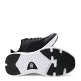 Championes deportivos Umbro modelo Icon, color negro con detalles en blanco. Presentan una capellada de malla transpirable con refuerzos sintéticos, cierre de cordones y una entresuela blanca de amortiguación.