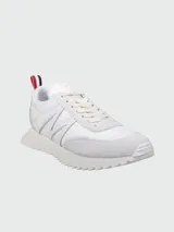 Zapatillas Moncler de diseño urbano en color blanco, confeccionadas con paneles de cuero y gamuza. Presentan una suela dentada de goma y detalle de cinta tricolor en el talón.