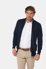 Campera de tejido fino confeccionada en algodón, con cierre frontal completo, cuello alto y puños acanalados.