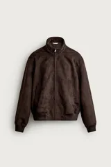 Cazadora bomber de corte regular fit en tejido efecto ante de color marrón oscuro, con cuello alto, cierre frontal de cremallera y bolsillos laterales de vivo.