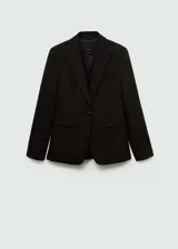Blazer negro de corte entallado con solapas de muesca, hombros estructurados y cierre frontal de un botón. Cuenta con dos bolsillos de ribete delanteros, manga larga y abertura posterior.