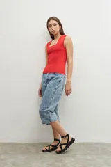 Top sin mangas de color rojo, con escote cuadrado y ajuste al cuerpo.