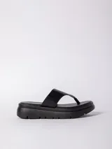 Sandalias negras con plataforma de 3 cm y tira ancha sobre el empeine.