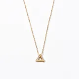 Collar dorado con dije de triángulo con incrustaciones de strass.