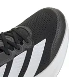 Championes de running Adidas Duramo Speed, color negro con las tres tiras blancas y detalles en gris. Cuentan con amortiguación Lightstrike y suela de TPU.