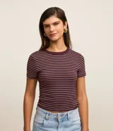 Blusa cropped de rib rayada en color bordó con líneas finas blancas, cuello redondo y manga corta, de ajuste ceñido al cuerpo.