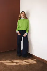 Cardigan tejido color verde manzana con lurex y botones al frente.