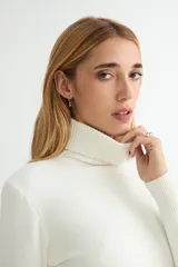Polera de cuello alto y manga larga, confeccionada en tejido de punto fino con puños y ruedo acanalados.