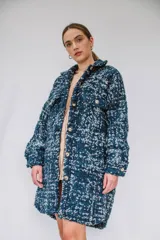 Tapado 3/4 de paño tejido en calidad italiana, color azul marino y blanco con textura bouclé, cuello camisero, cierre frontal de botones y bolsillos con solapa en el pecho.
