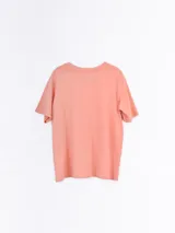 Remera de algodón color negro, de corte clásico con cuello redondo y mangas cortas. Presenta la palabra 'UNBOTHERED' estampada en letras blancas en el centro del pecho.