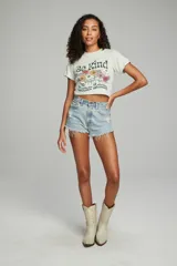 Crop top verde claro con estampado de flores y la frase "Be Kind to Mother Nature".