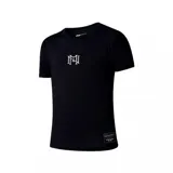 Remera negra Mitchell & Ness de manga corta, con cuello redondo, pequeño logo estampado en el pecho y etiqueta decorativa en el dobladillo inferior.