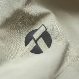 Short deportivo color gris con cintura elástica y logo estampado en la pierna.