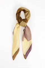 Pañuelo de seda con estampado floral en tonos de amarillo, marrón y rosa.