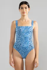 Traje de baño enterizo con estampado animal print en tonos azules, escote recto y breteles anchos.