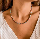 Collar corto de cuentas de colores y detalles plateados.