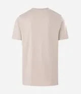 Remera básica de hombre con cuello redondo y mangas cortas, confeccionada en algodón. Presenta un corte regular que se ajusta de forma anatómica al cuerpo.