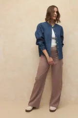 Pantalón de lino color verde, de tiro alto, con bolsillos en el frente y atrás, y corte recto.