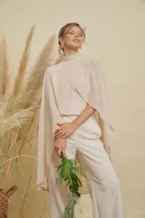 Pantalón de vestir de corte ancho y tiro alto, con diseño fluido y bolsillos laterales.