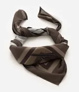 Pañuelo cuadrado de chiffon ligero con estampa de inspiración ecuestre que incluye motivos de riendas, cadenas y herrajes en tonos marrones y beige.
