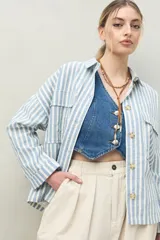 Pantalón color crema de corte ancho, con cintura alta y pinzas delanteras.